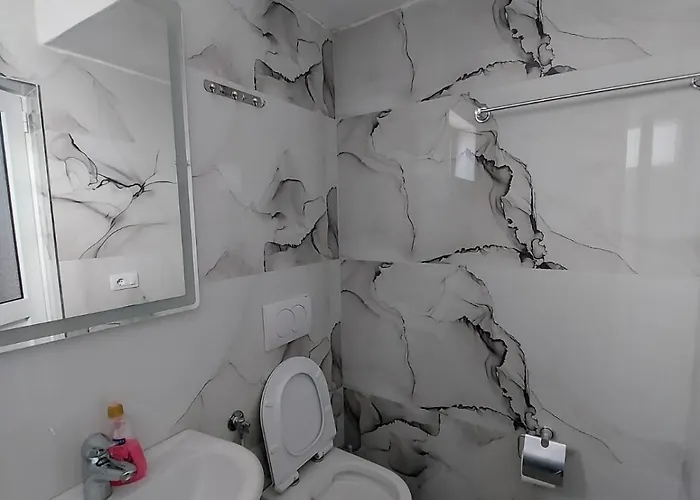 Shpetim ゲストハウス 3*